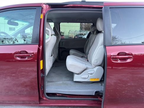 Used 2014 Toyota Sienna LE image 19