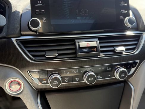 Used 2020 Honda Accord Touring image 17
