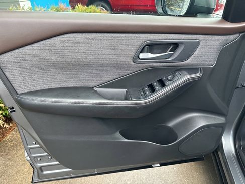 Used 2023 Nissan Rogue SV image 14