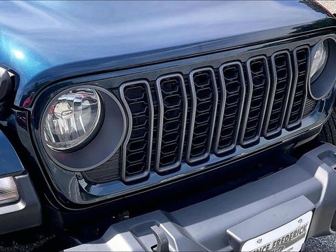 Used 2025 Jeep Gladiator Sport w/ Premium Package AWD/4WD image 30