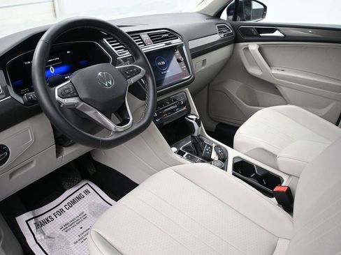 Used 2022 Volkswagen Tiguan SE AWD/4WD image 2