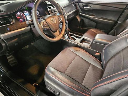 Used 2017 Toyota Camry SE w/ Moonroof Package image 10