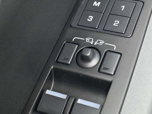 Used 2023 Land Rover Defender 90 X-Dynamic SE image 15