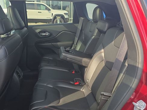Used 2019 Jeep Cherokee Trailhawk w/ Comfort/Convenience Group AWD/4WD image 20