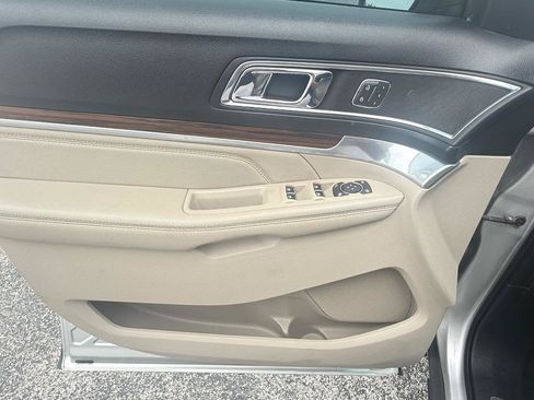 Used 2019 Ford Explorer Limited w/ Class III Trailer Tow Package FWD image 17