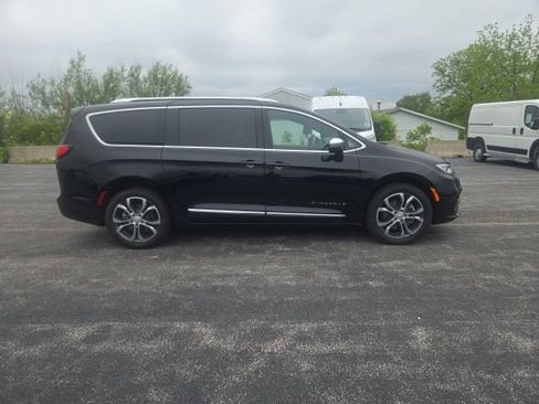Used 2026 Chrysler Pacifica Pinnacle w/ Trailer Tow Group AWD/4WD image 7