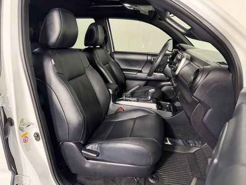 Used 2019 Toyota Tacoma Limited AWD/4WD image 21