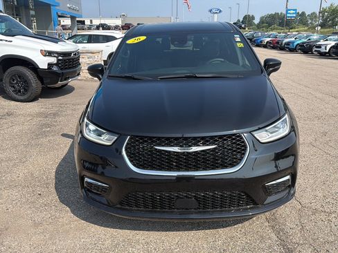 Used 2026 Chrysler Pacifica Select FWD image 2