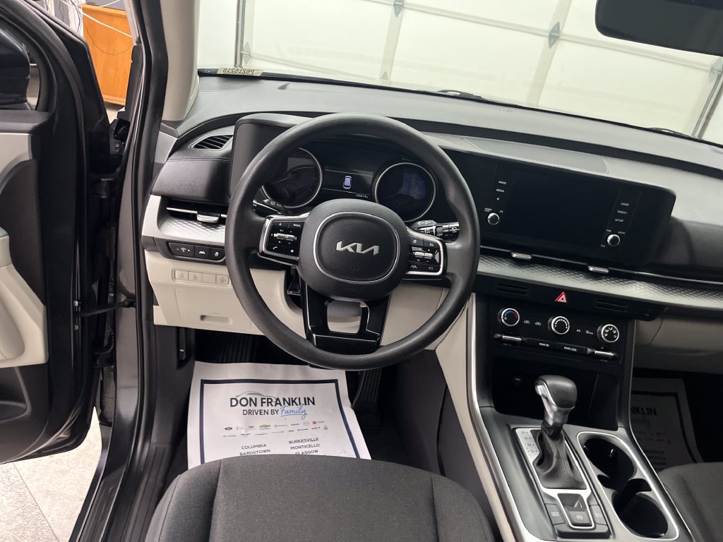 Used 2023 Kia Carnival LX FWD image 15