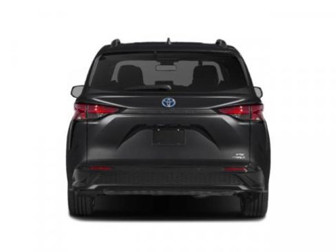 Used 2025 Toyota Sienna XSE image 5