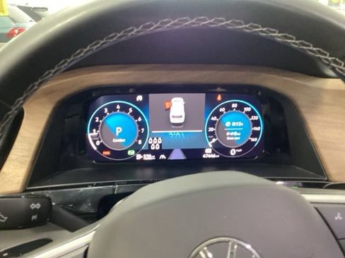 Used 2025 Volkswagen Atlas SE AWD/4WD image 8