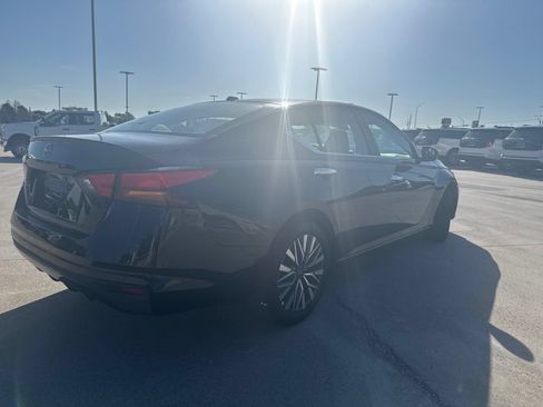Used 2025 Nissan Altima 2.5 SV FWD image 3