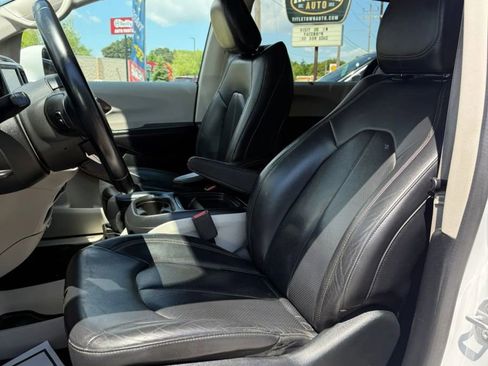 Used 2018 Chrysler Pacifica Touring-L FWD image 10