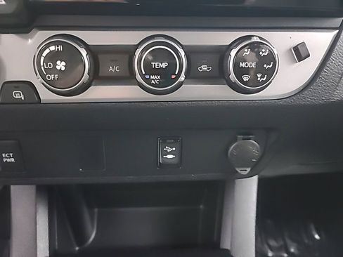 Used 2016 Toyota Tacoma SR image 30