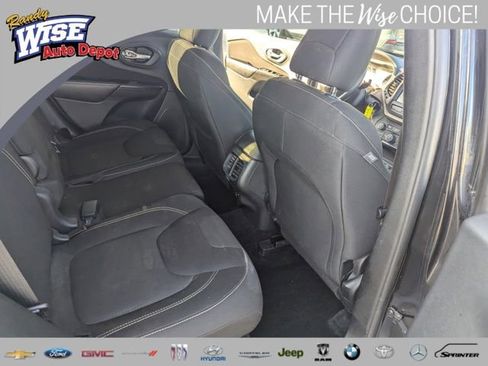 Used 2016 Jeep Cherokee Latitude w/ Cold Weather Group image 18