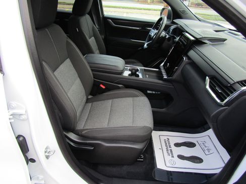 Used 2025 GMC Acadia Elevation FWD image 17