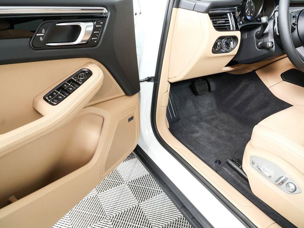 Certified 2026 Porsche Macan AWD/4WD image 8