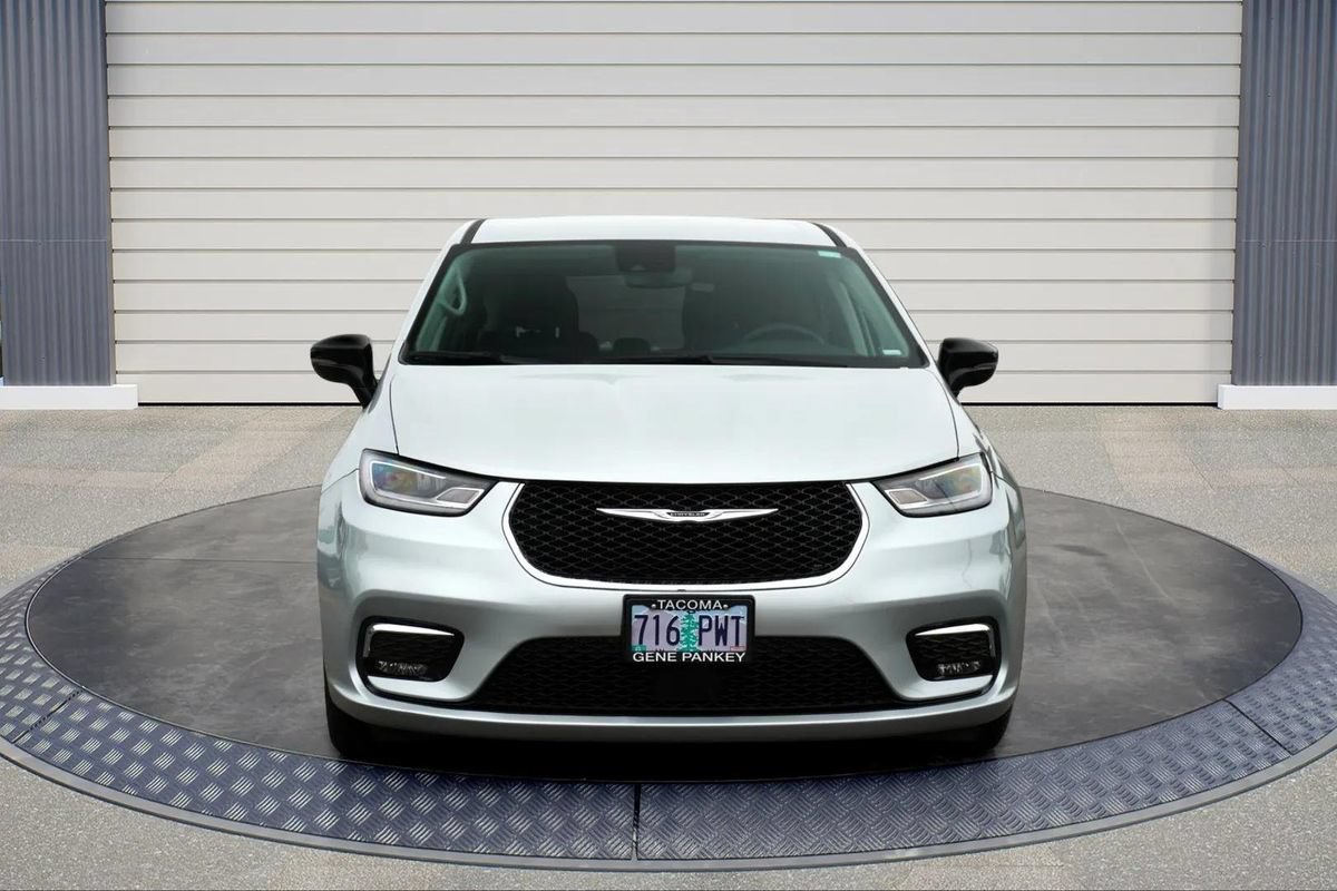 Used 2024 Chrysler Pacifica Limited FWD image 2