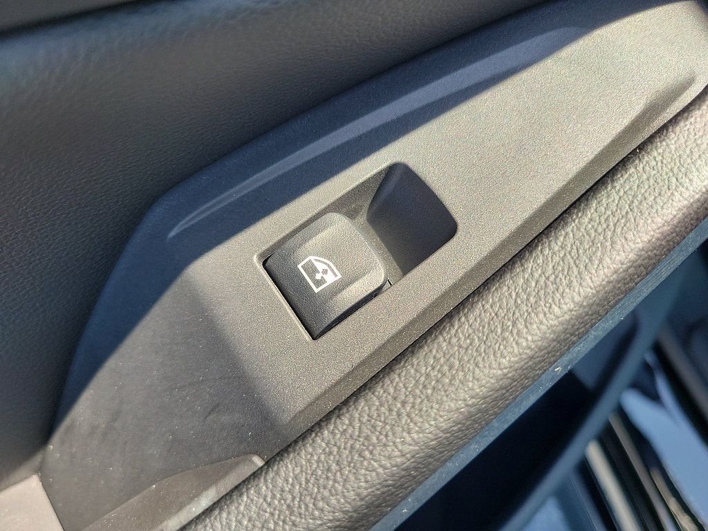 Used 2026 BMW 330i Sedan w/ Convenience Package RWD image 16