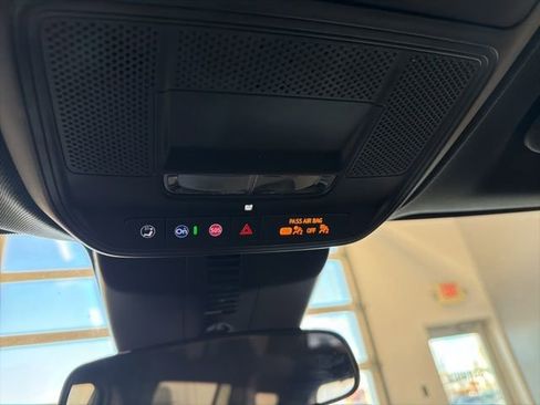 Used 2024 Chevrolet Traverse Z71 image 12