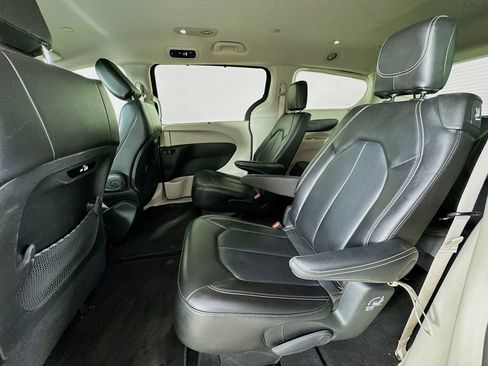 Used 2024 Chrysler Pacifica Touring-L FWD image 30
