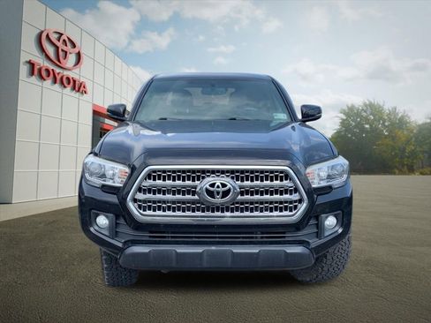 Used 2017 Toyota Tacoma TRD Off-Road w/ Tow Package AWD/4WD image 6