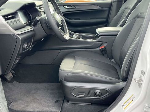 Used 2024 Jeep Grand Cherokee Laredo X image 13