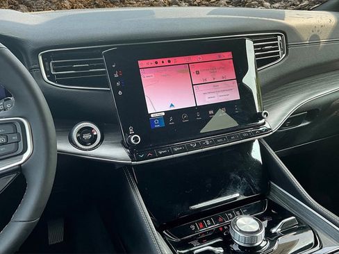 Used 2024 Jeep Wagoneer Series III image 6