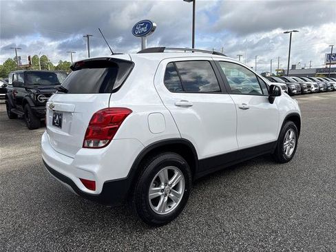 Used 2022 Chevrolet Trax LT w/ LT Convenience Package AWD/4WD image 3