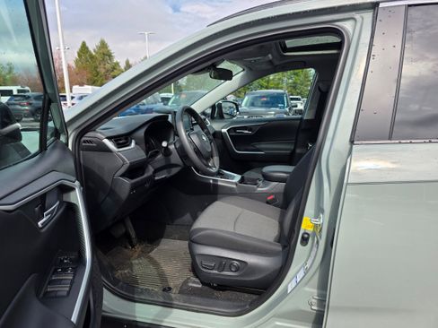 Used 2020 Toyota RAV4 XLE w/ Convenience Package image 18