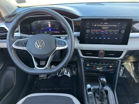 Used 2025 Volkswagen Taos SE FWD image 4
