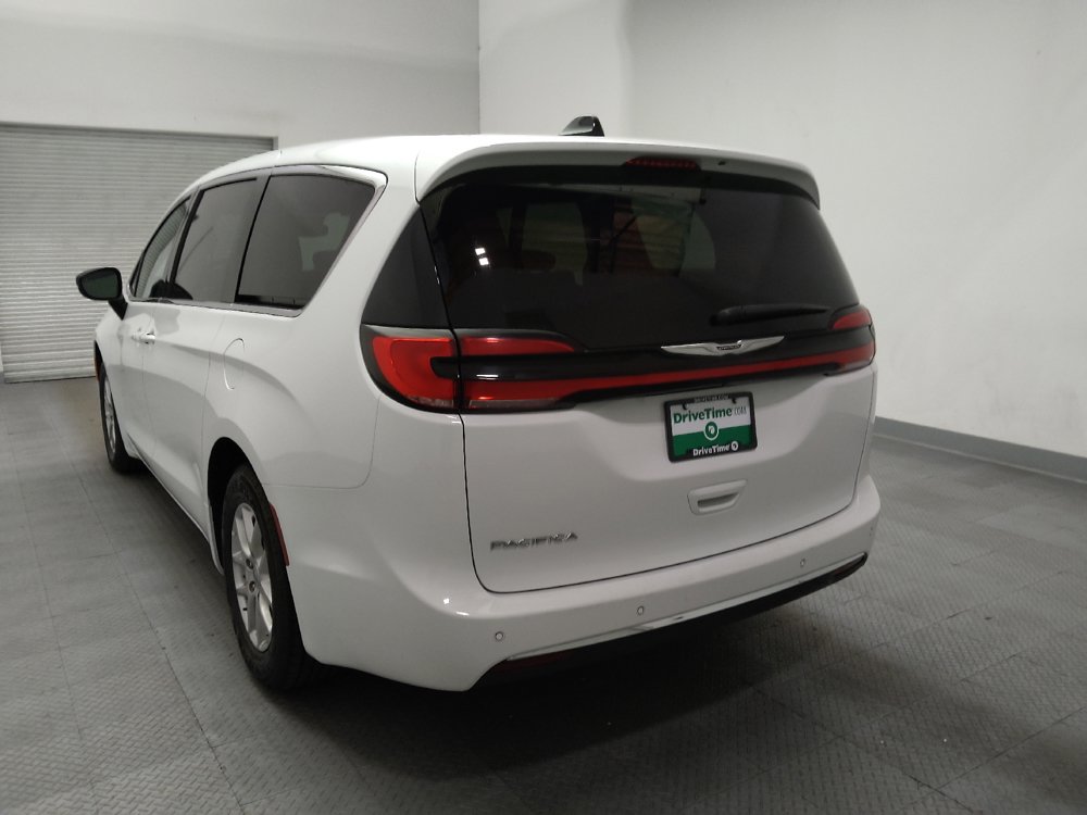 Used 2025 Chrysler Pacifica Select FWD image 6