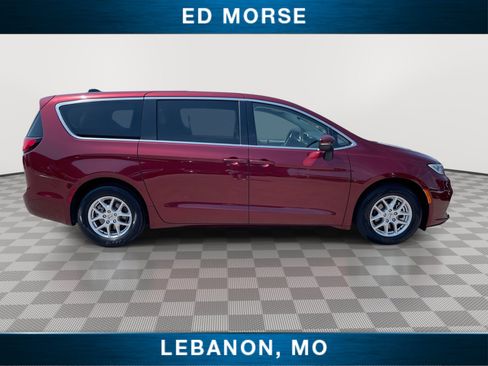 Used 2023 Chrysler Pacifica Touring-L FWD image 9