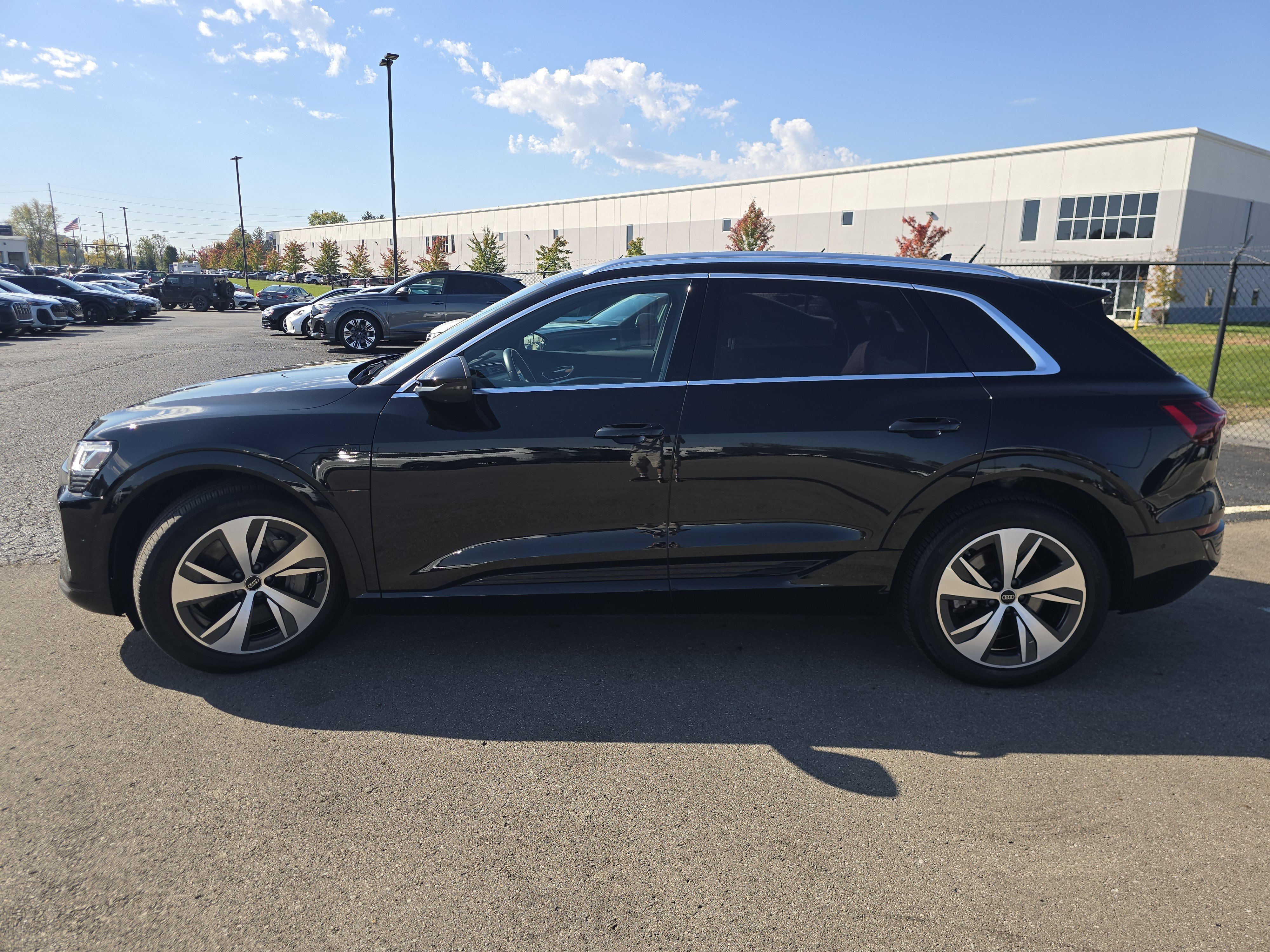 Used 2024 Audi Q8 e-tron Premium Plus AWD/4WD image 4