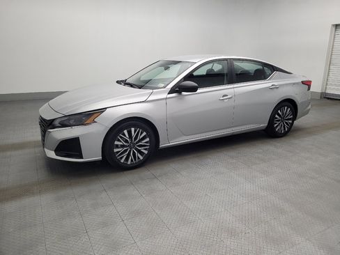 Used 2024 Nissan Altima 2.5 SV image 2