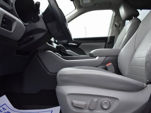 Used 2021 Toyota Highlander XLE image 7