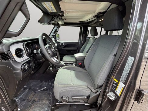 Used 2025 Jeep Wrangler Unlimited Sahara image 2