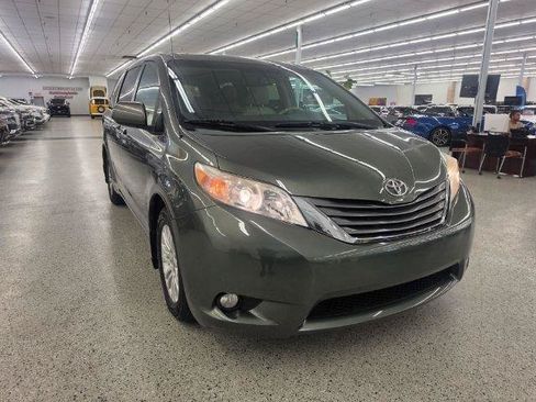 Used 2013 Toyota Sienna XLE FWD image 4