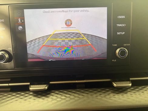 Used 2023 Kia Carnival LX FWD image 4