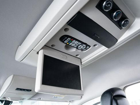 Used 2015 Chrysler Town & Country Touring-L image 20