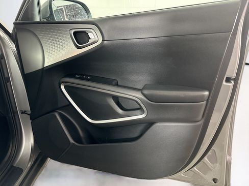 Used 2025 Kia Soul LX w/ LX Technology Package FWD image 30