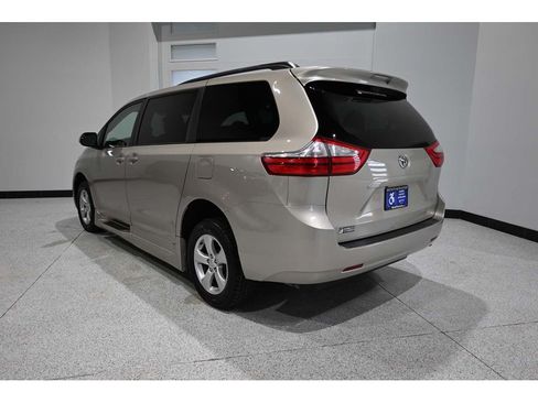 Used 2015 Toyota Sienna LE FWD image 8