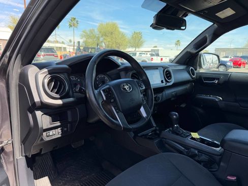 Used 2018 Toyota Tacoma TRD Sport w/ Technology Package image 17