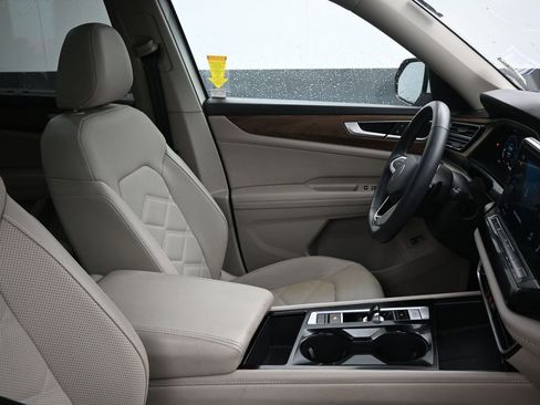 Used 2024 Volkswagen Atlas SE w/ Panoramic Sunroof Package image 14