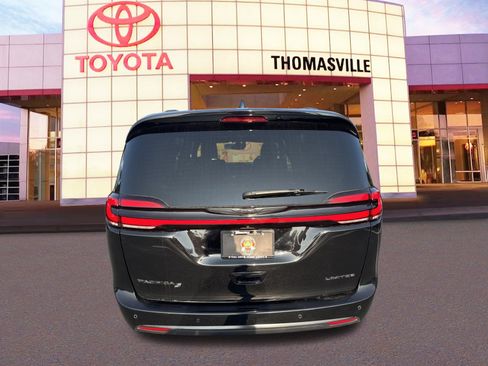 Used 2025 Chrysler Pacifica Limited FWD image 6