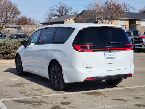 New 2026 Chrysler Pacifica Select image 3