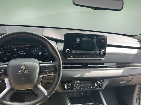 Used 2024 Mitsubishi Outlander SE image 13
