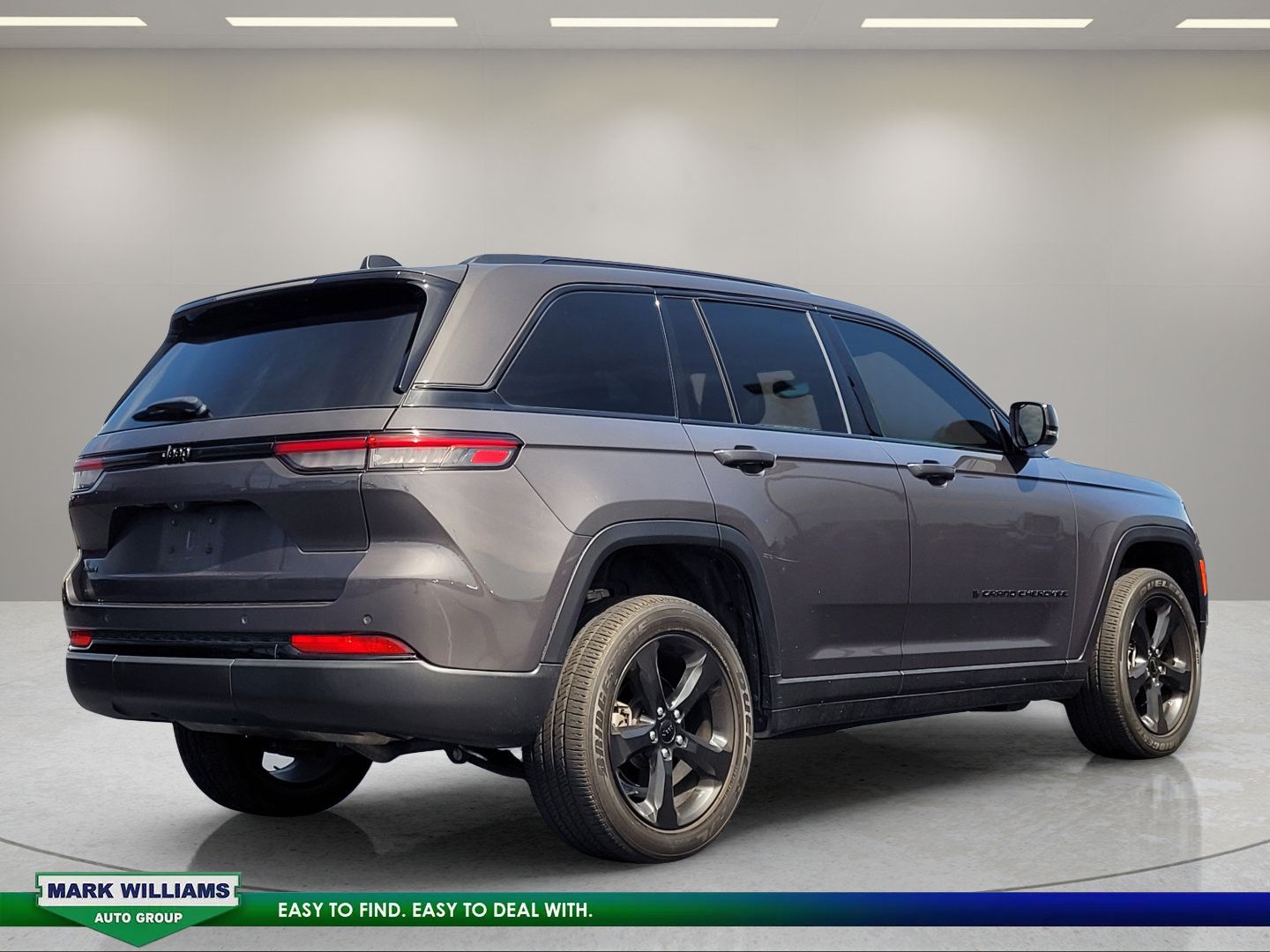 Used 2023 Jeep Grand Cherokee Altitude AWD/4WD image 4