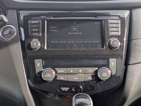 Used 2018 Nissan Rogue SV image 28