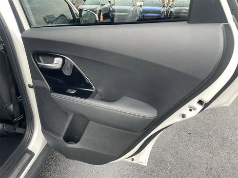 Used 2017 Kia Niro EX image 24